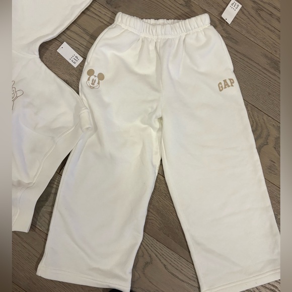 GAP Kids Disney Mickey White Sweatpants and Sweatshirt Set - Picture 4 of 7